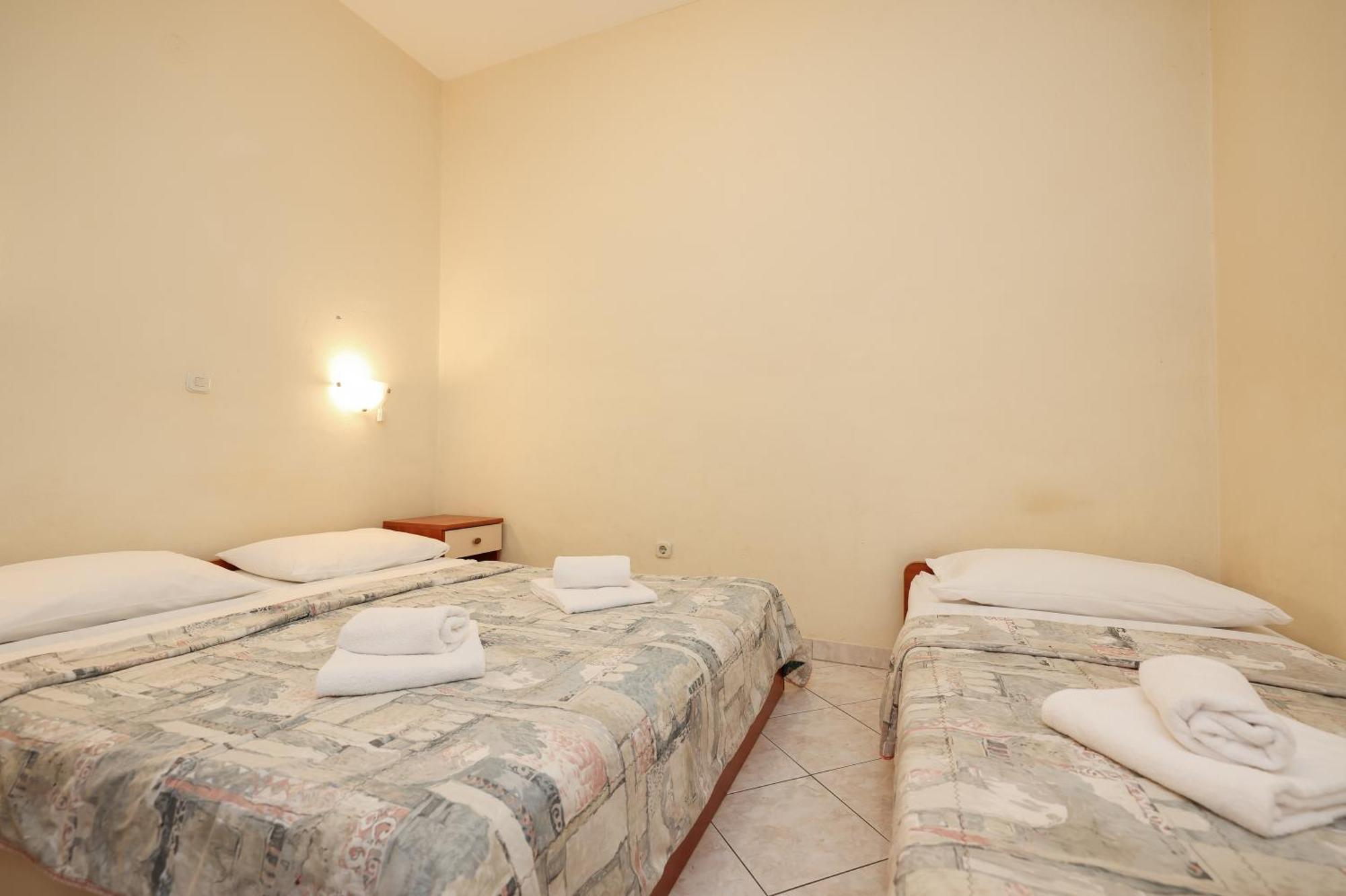 Beachfront Apartments Jermen Sukosan Exterior photo
