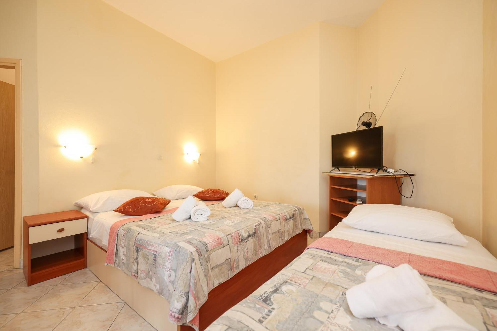 Beachfront Apartments Jermen Sukosan Exterior photo
