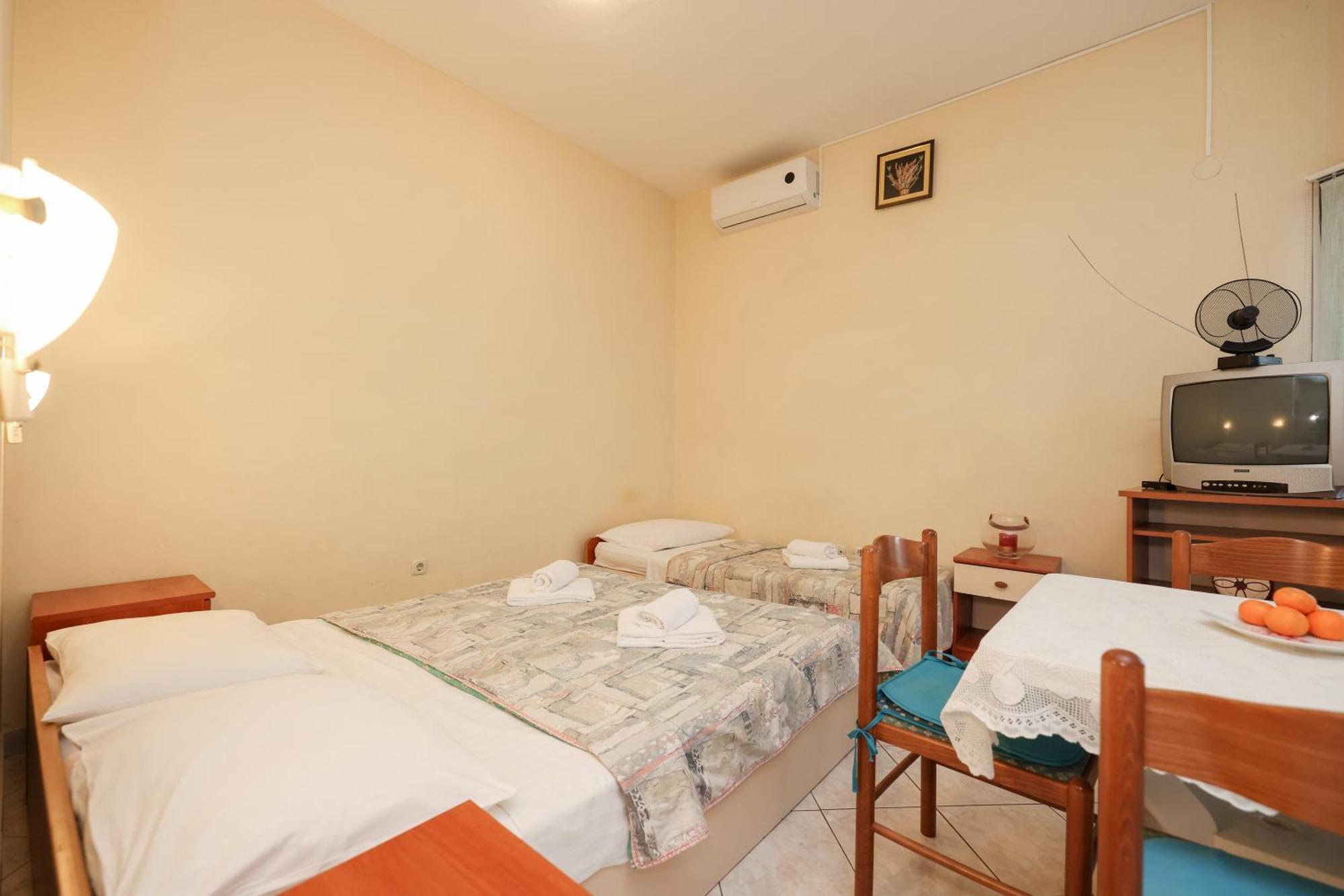 Beachfront Apartments Jermen Sukosan Exterior photo